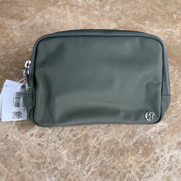 LARGE Lululemon Everywhere Belt Bag-Gray Sage - Picture 3 of 6